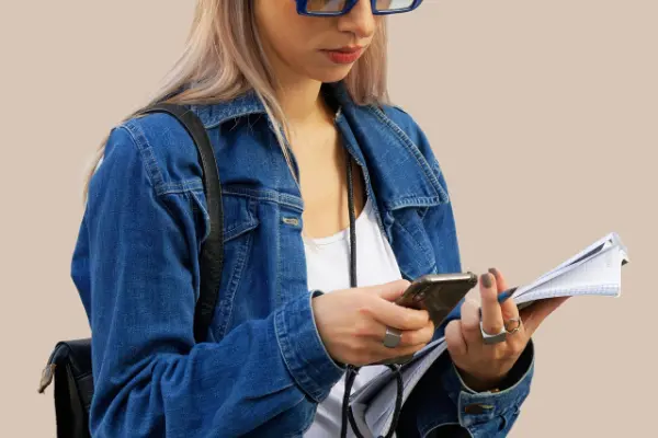 ホームページ制作の進捗をスマホで確認する女性