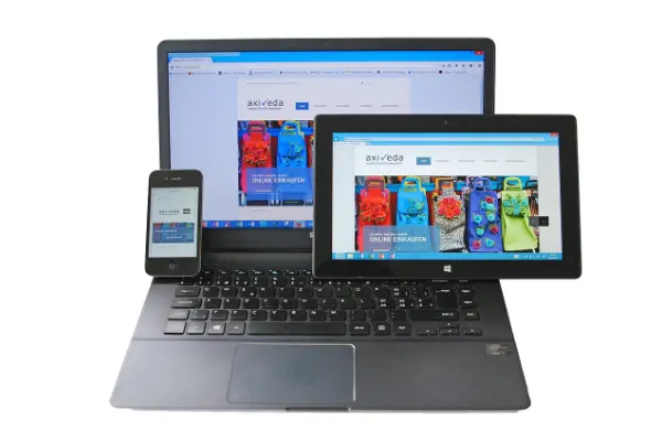 パソコン・タブレット、スマホに同じホームページが表示されている